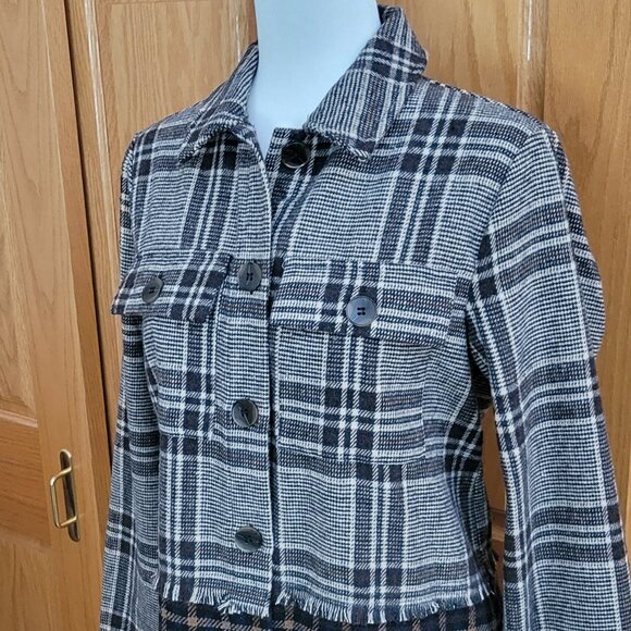 Brown Plaid Shirt Jacket Shacket Fringed Frayed Hem Detail Layering Fall NEW - Picture 12 of 13